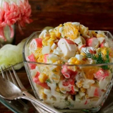 Салата с ракови пръчици и портокал (вкусна рецепта)